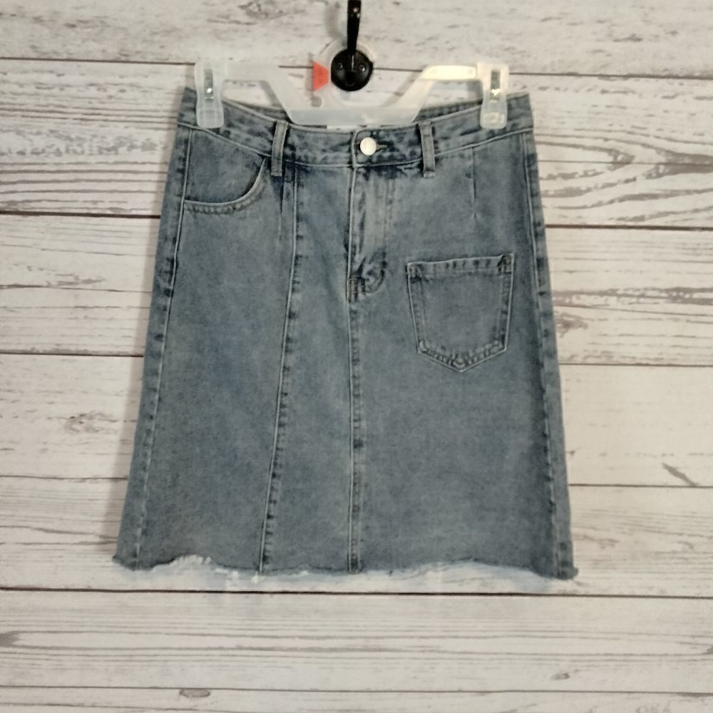 New Withouttags. "Twice -Chic" Woman's Jeanskirt